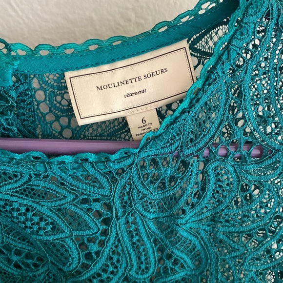 Gorgeous emerald green lace top - Picture 3 of 6